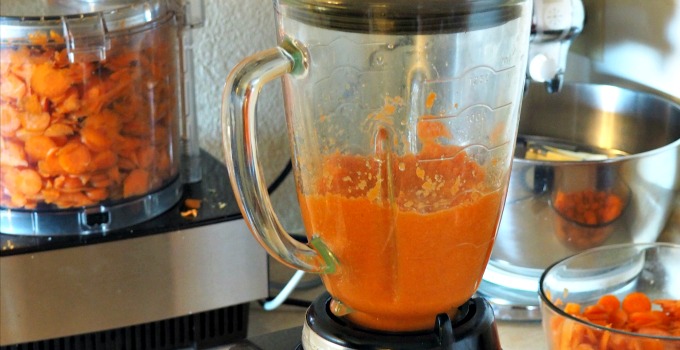How to Make Carrot Juice With a Blender